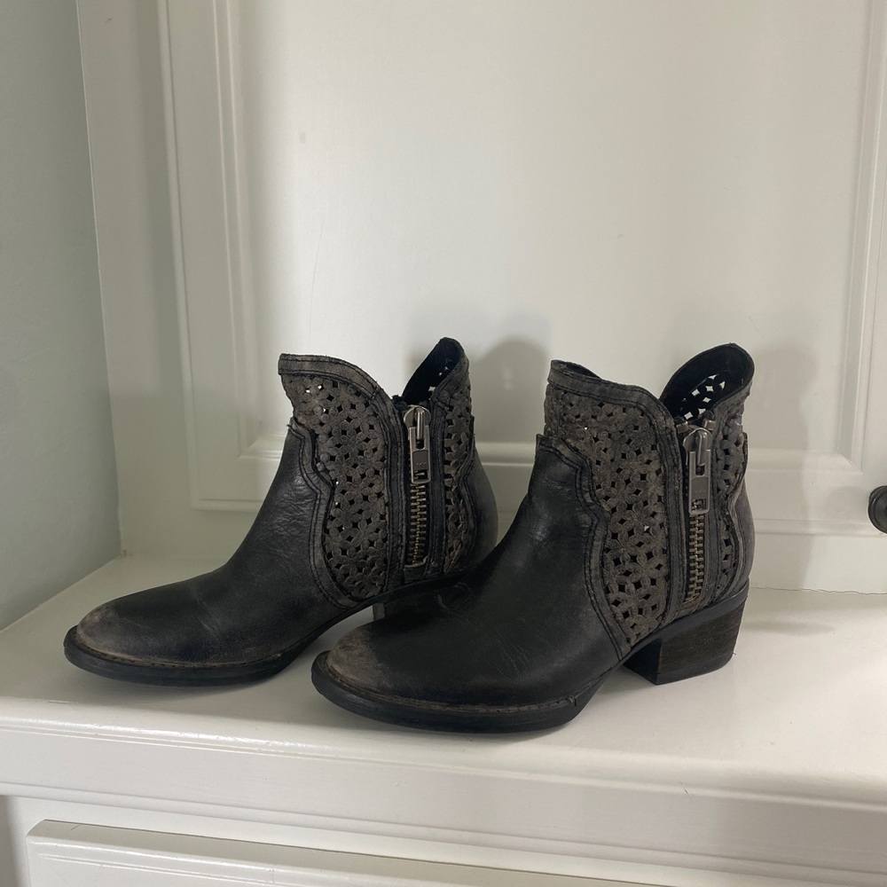 Circle G distressed leather, black booties size 5.5